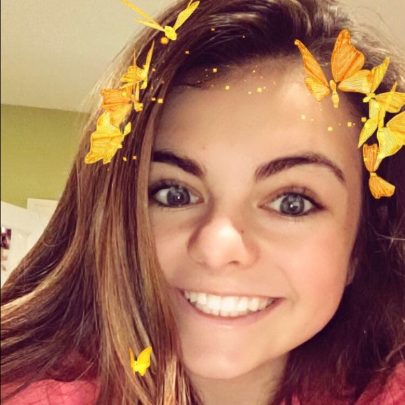 Profile Picture of Isabelle Hanlon (@isabellehanlon) on Poshmark