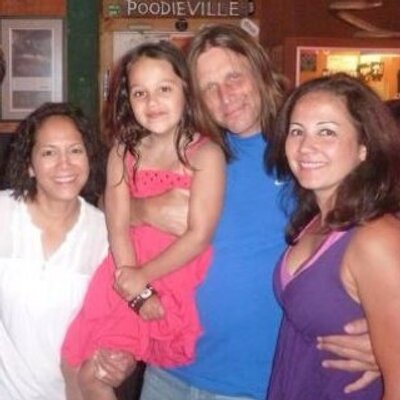 Profile Picture of Cindy Leach (@cindywithpearls) on Twitter