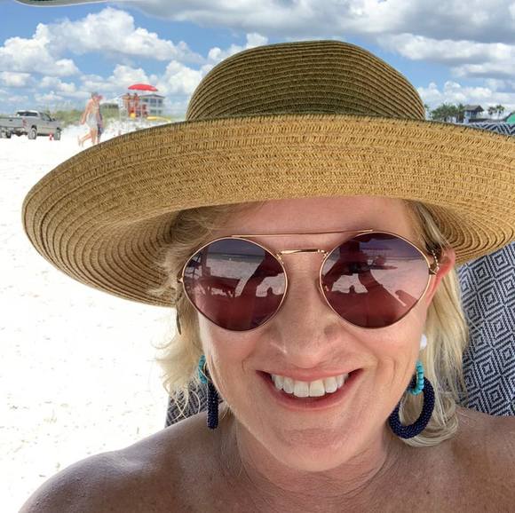 Profile Picture of Leah Patrick (@lovetobrush) on Poshmark