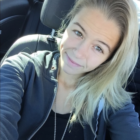 Profile Picture of Alexa Parker (@alexanicolep19) on Poshmark