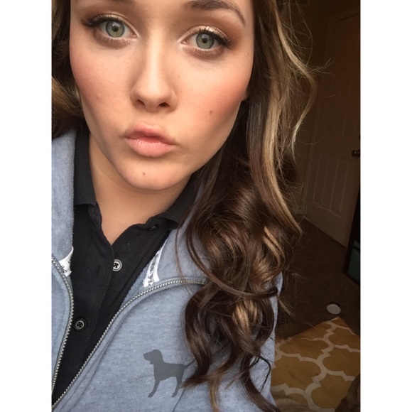 Profile Picture of Stephanie Hanic (@stephaniehanic) on Poshmark