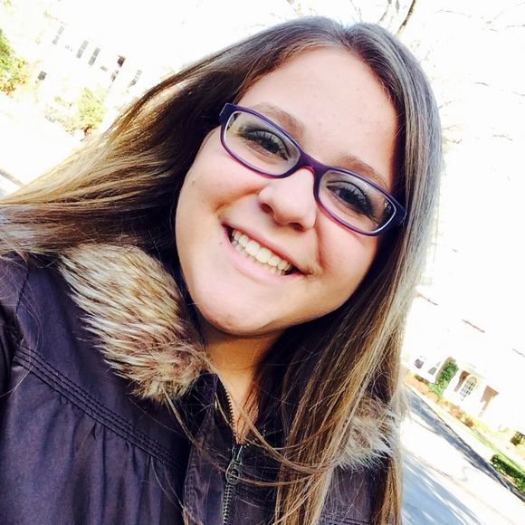 Profile Picture of Cayla Manoff (@caylasg16) on Poshmark