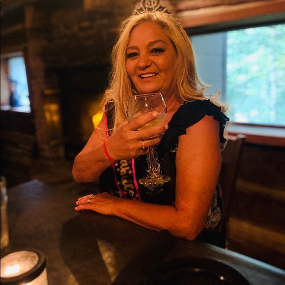 Profile Picture of Michelle Stites (@shelbakay) on Poshmark