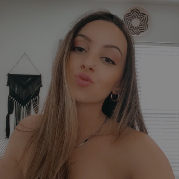 Profile Picture of Alexi Stoupas (@alexistoupas) on Poshmark