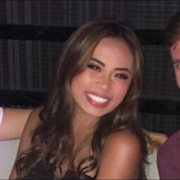 Profile Picture of Annika Oledan (@annikaamarie) on Poshmark