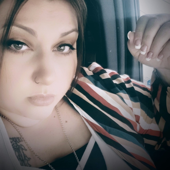 Profile Picture of Sonya Gassett (@cakes1313) on Poshmark