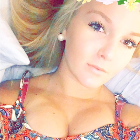 Profile Picture of Halie Achtziger (@haliebrianna) on Poshmark