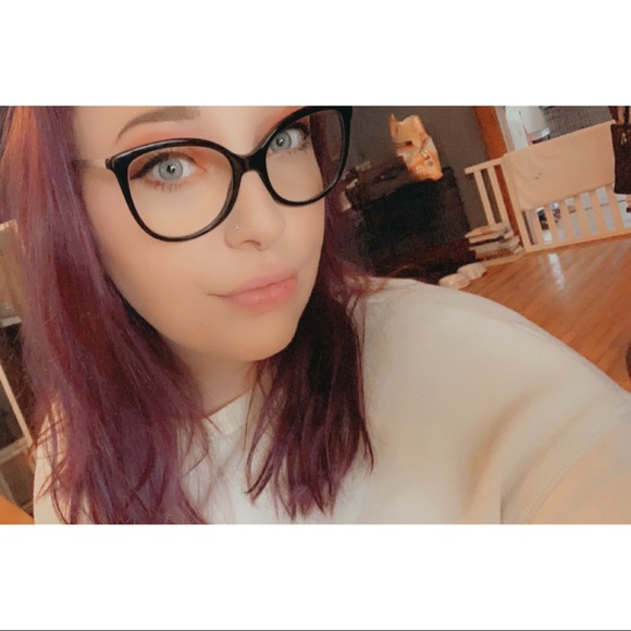 Profile Picture of Carly Carter (@helloitscarly) on Poshmark