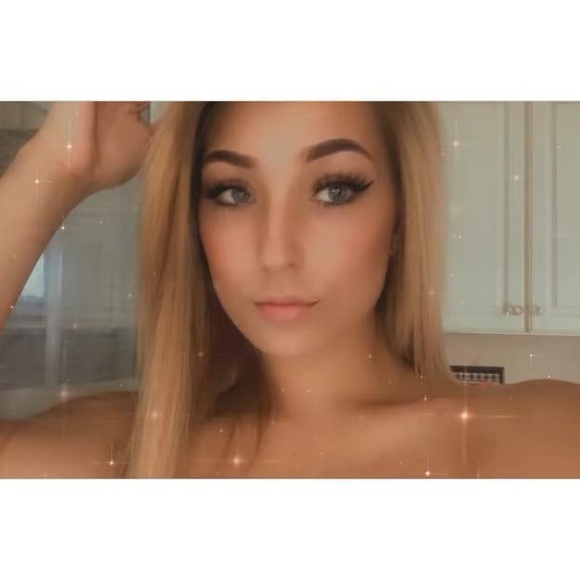 Profile Picture of Lillian Gill (@lillygillz) on Poshmark