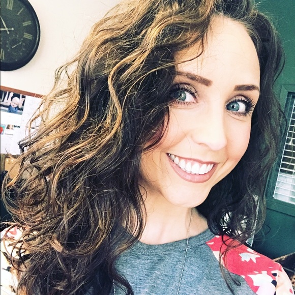 Profile Picture of Brooke Vanbelle (@brooke_vanbelle) on Poshmark