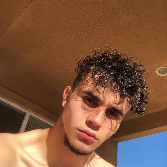 Profile Picture of Daniel Anthony (@danielnochill) on Poshmark