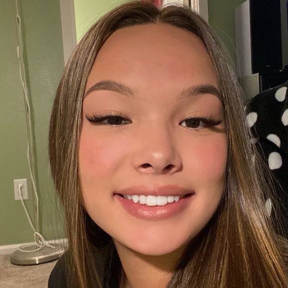 Profile Picture of Payton Cominski (@paytarsnail) on Poshmark