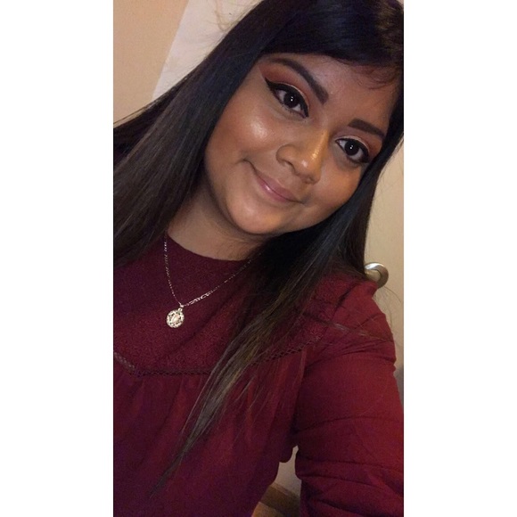 Profile Photo of Leslie Sandoval (@leslie0209999) on Poshmark