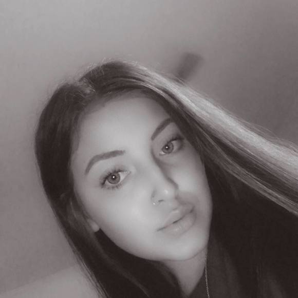 Profile Picture of Samantha Cleland (@samanthacleland) on Poshmark