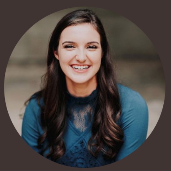 Profile Picture of Julianna Fischer (@julesfischer) on Poshmark