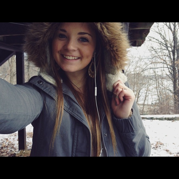 Profile Picture of Sophie Syska (@sophiesyska) on Poshmark