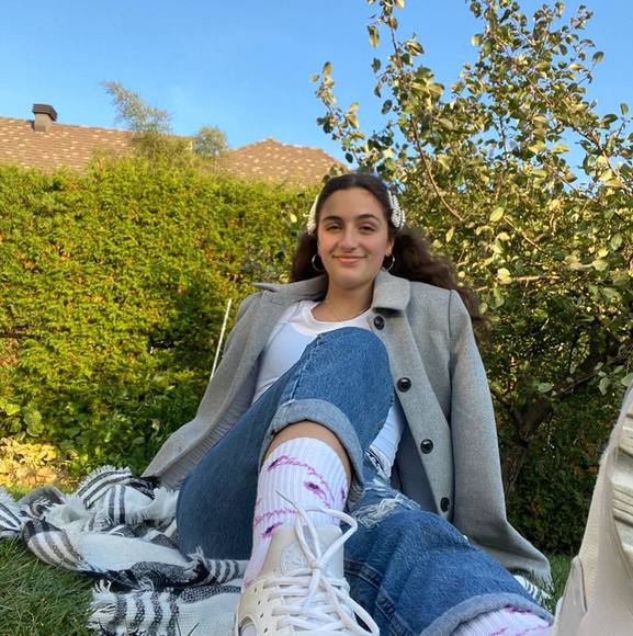 Profile Picture of Maya Lortie (@maya_lortie) on Poshmark