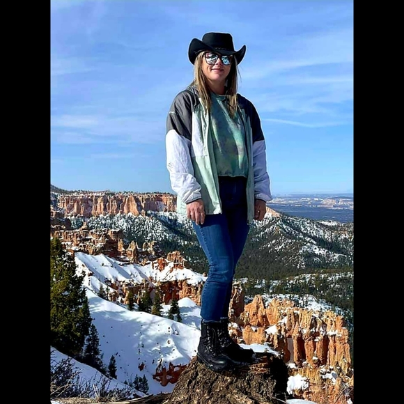 Profile Picture of Cortney Edmonds (@cortneyedmonds) on Poshmark