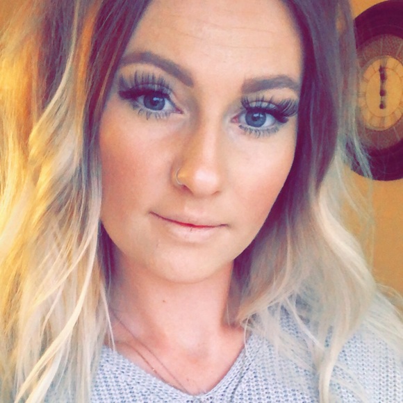 Profile Picture of Amanda Malfait (@amandamalfait) on Poshmark