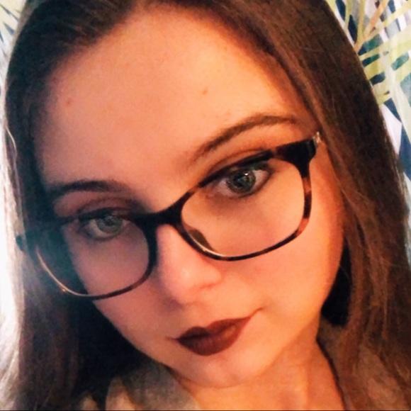 Profile Picture of Bobbette Luton (@bobbisuel) on Poshmark