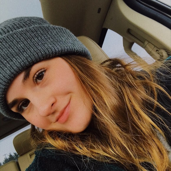 Profile Picture of Alyssa Decino (@andec) on Poshmark