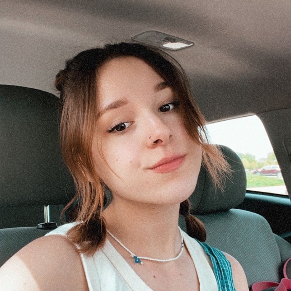 Profile Picture of Shelby Blenis (@shelbyblenis) on Poshmark