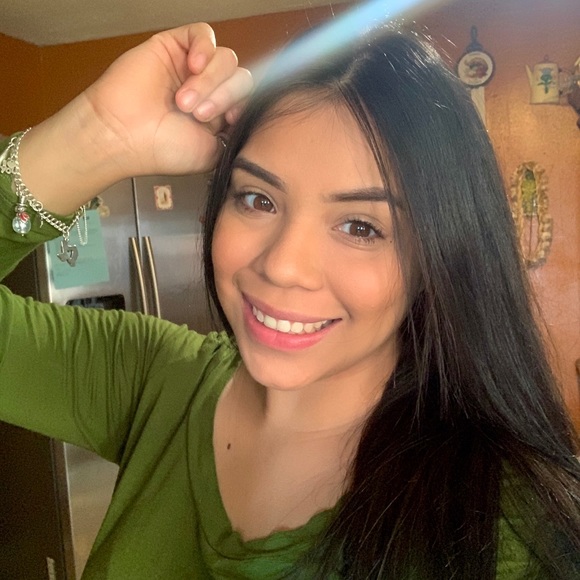 Profile Picture of Yesenia Govea (@yesegoperez) on Poshmark