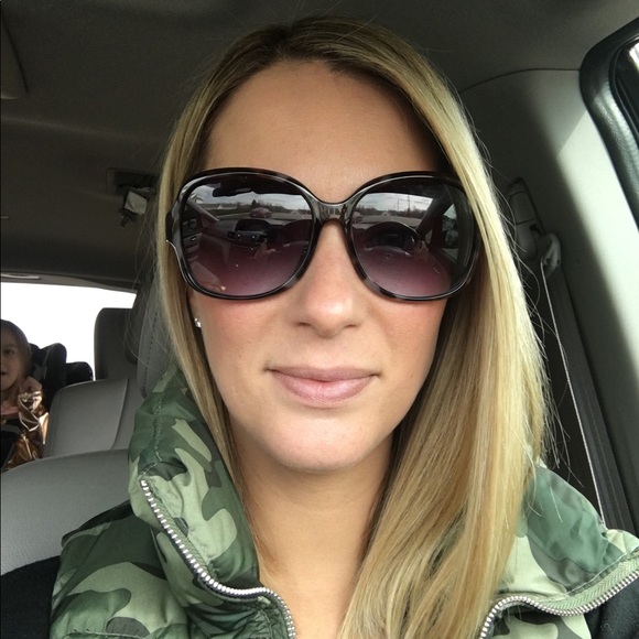 Profile Picture of Amanda Armantrout (@aarmantrout) on Poshmark