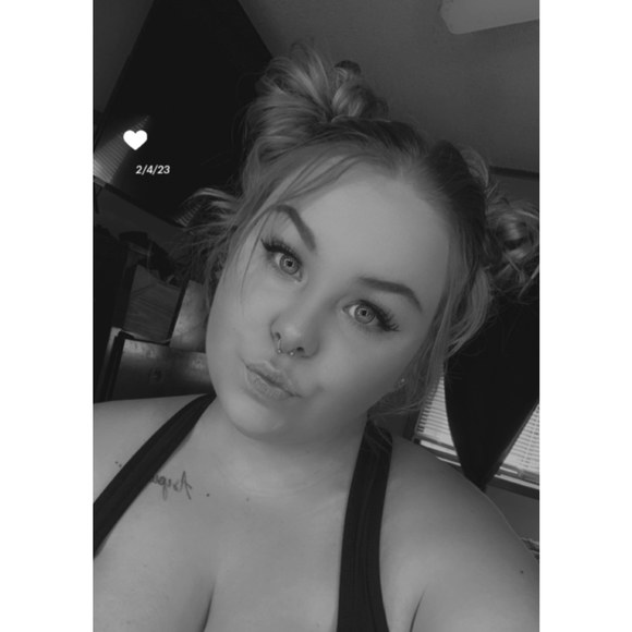 Profile Picture of Kailey Ellis (@elliskailey01) on Poshmark