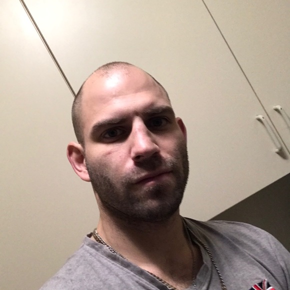 Profile Picture of Kris Lesniewski (@lesniewski9090) on Poshmark