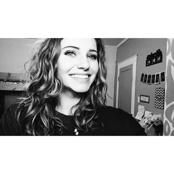 Profile Picture of Annabelle Gowan (@annabellegowan) on Poshmark