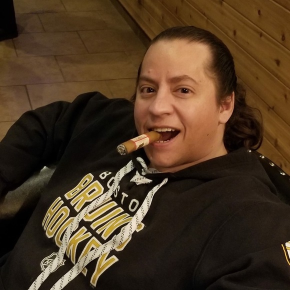 Profile Picture of Angela Colagiovanni (@eagle0177) on Poshmark