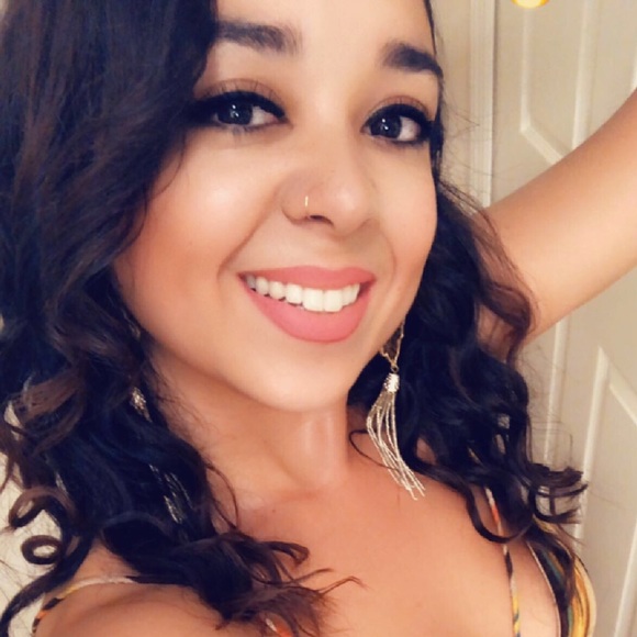 Profile Picture of Marilyn Velez (@mari1401) on Poshmark