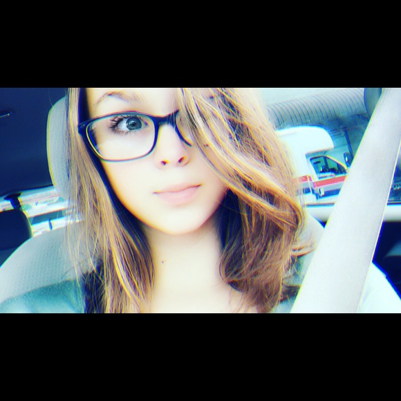 Profile Picture of Ava Cattell (@_ava_c_) on Poshmark