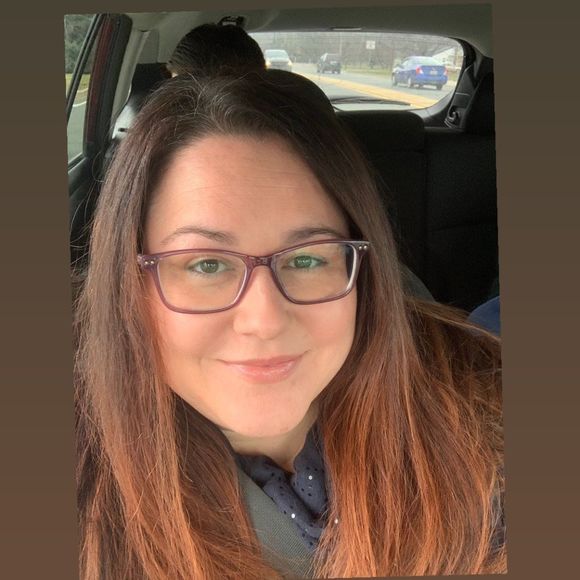 Profile Picture of Amanda Redstone (@amareds) on Poshmark