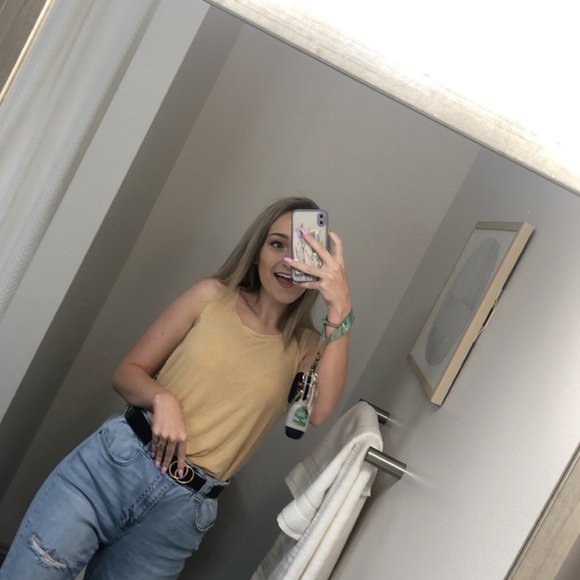Profile Picture of Chloe Quinn (@chloelizzyq) on Poshmark