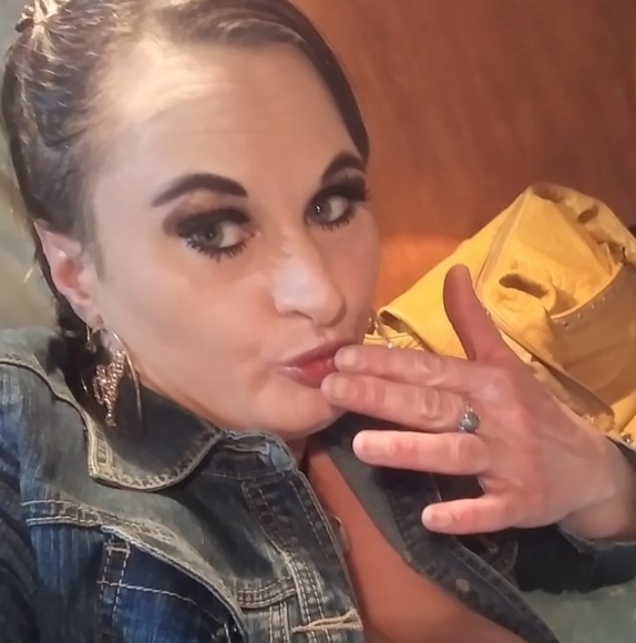 Profile Picture of Annicia Poots (@pootsannicia6) on Poshmark