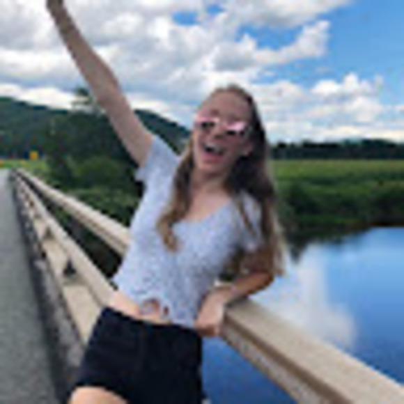 Profile Picture of Courtney Henchey (@chenchey) on Poshmark