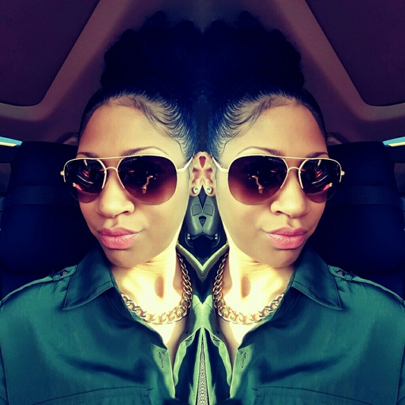 Profile Picture of April Lansdown (@mzbrwneyez4) on Poshmark