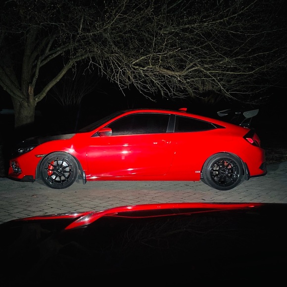 Profile Picture of Joshua Parkhurst (@joshuacow) on Poshmark