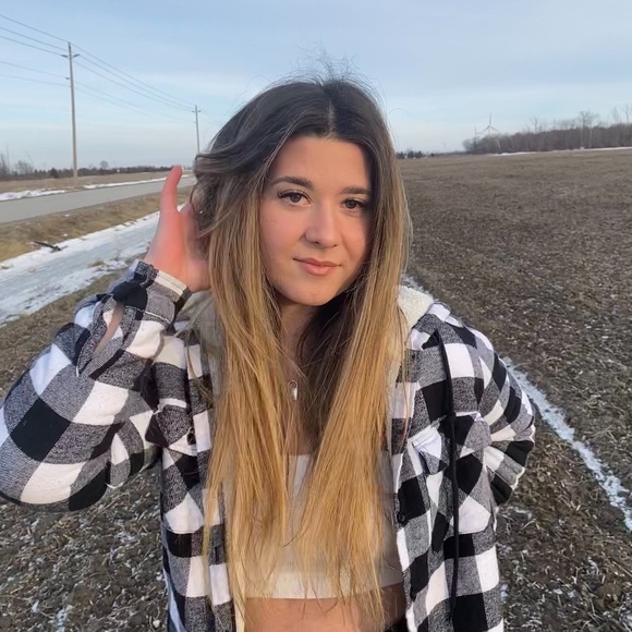 Profile Picture of Taylor Coutts (@taylorcoutts) on Poshmark