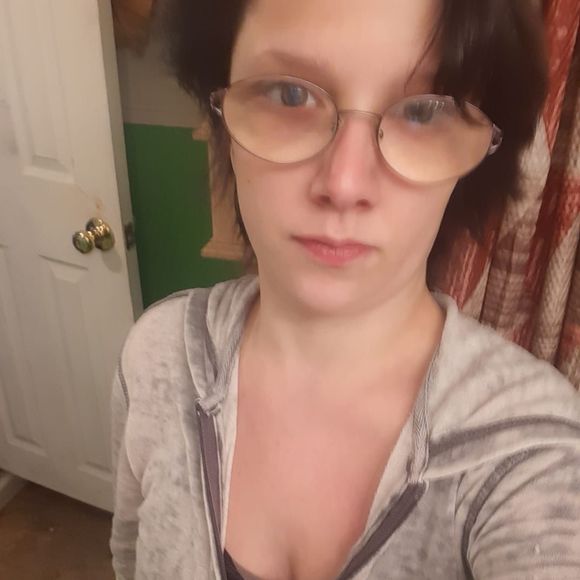 Profile Picture of Amber Kuhn (@kuhnamber968) on Poshmark