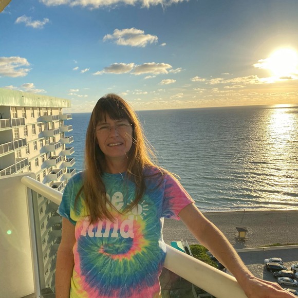 Profile Picture of Leslie Kewley (@kewles) on Poshmark