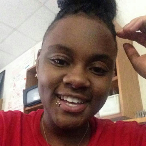 Profile Picture of Alice Sims (@lildaddyfame) on Poshmark