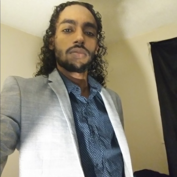 Profile Picture of Mohamud Mohamed (@moeresale) on Poshmark