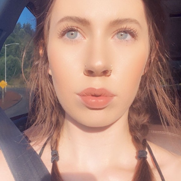 Profile Picture of Holland Karashin (@hollykarashin) on Poshmark