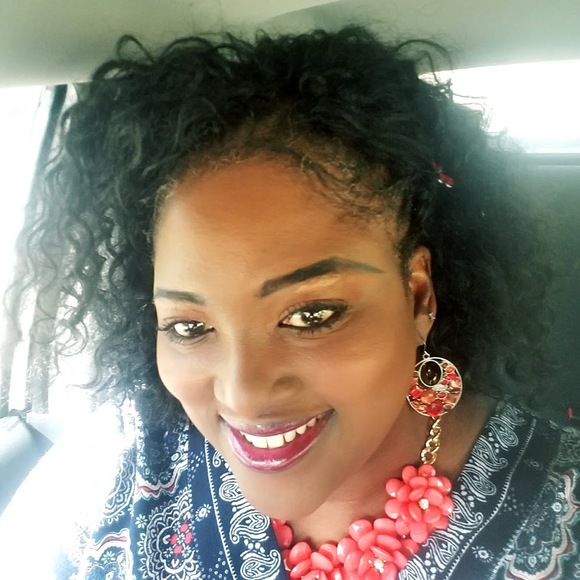 Carol Gindratt - Poshmark Profile Picture of Carol Gindratt (@blaquebear) on Poshmark