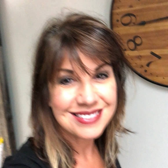 Profile Picture of Lisa Adkins (@lisaadkins93) on Poshmark