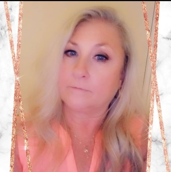 Profile Picture of Angela Holcomb (@combnscissors) on Poshmark