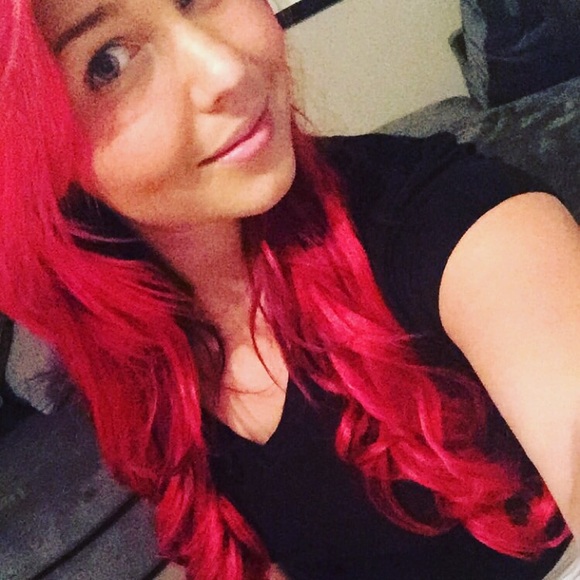 Profile Picture of April Gabany (@agabany21) on Poshmark